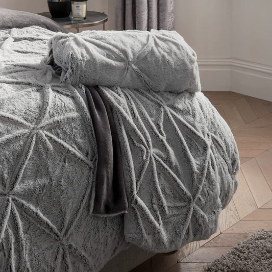 Sleepdown Luxury Ruched Pleat Faux Fur Throw Over Sofa Super Soft Warm Cosy Bed Blanket Bedspread With Sherpa Reverse - 150cm x 200cm
